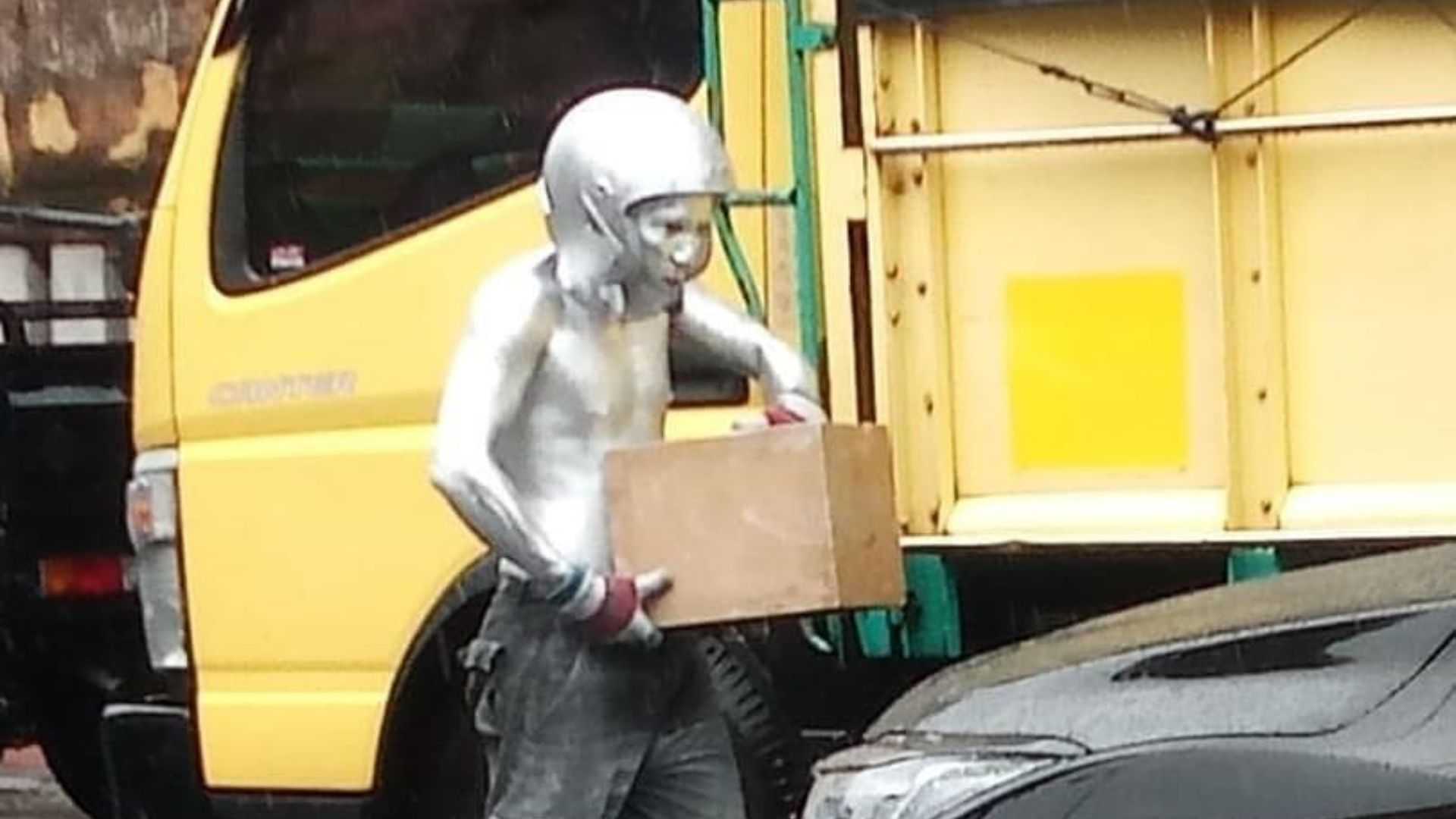 Manusia Silver: Seni Jalanan atau Masalah Sosial?